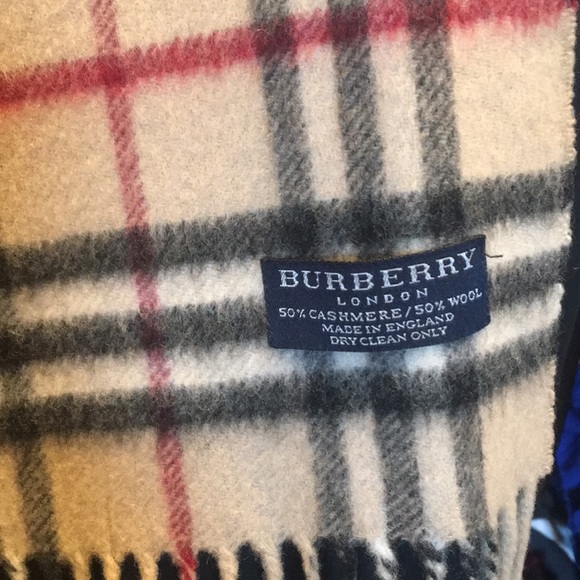 Burberry coat and scarf with fur along the hood. - Picture 3 of 6